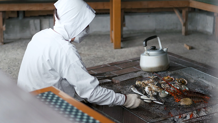 海女さんの浜焼き風景