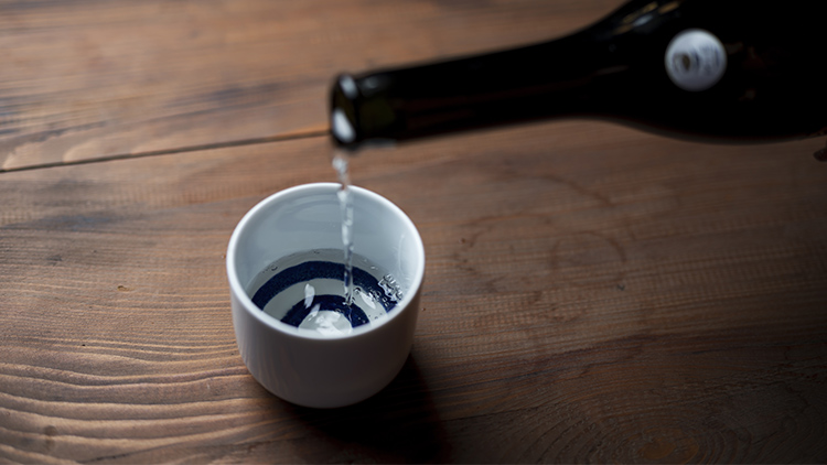 三重県のお酒を徳利に注ぐ